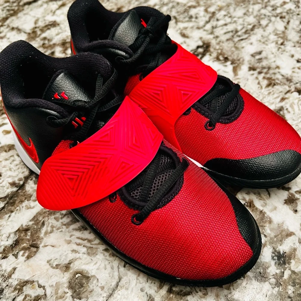 Nike Kids Kyrie Flytrap Causal Basketball Shoes. Big kid size 6.5Y. - Picture 1 of 12